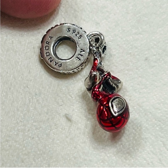 Pandora Spider-Man charm - Picture 4 of 12
